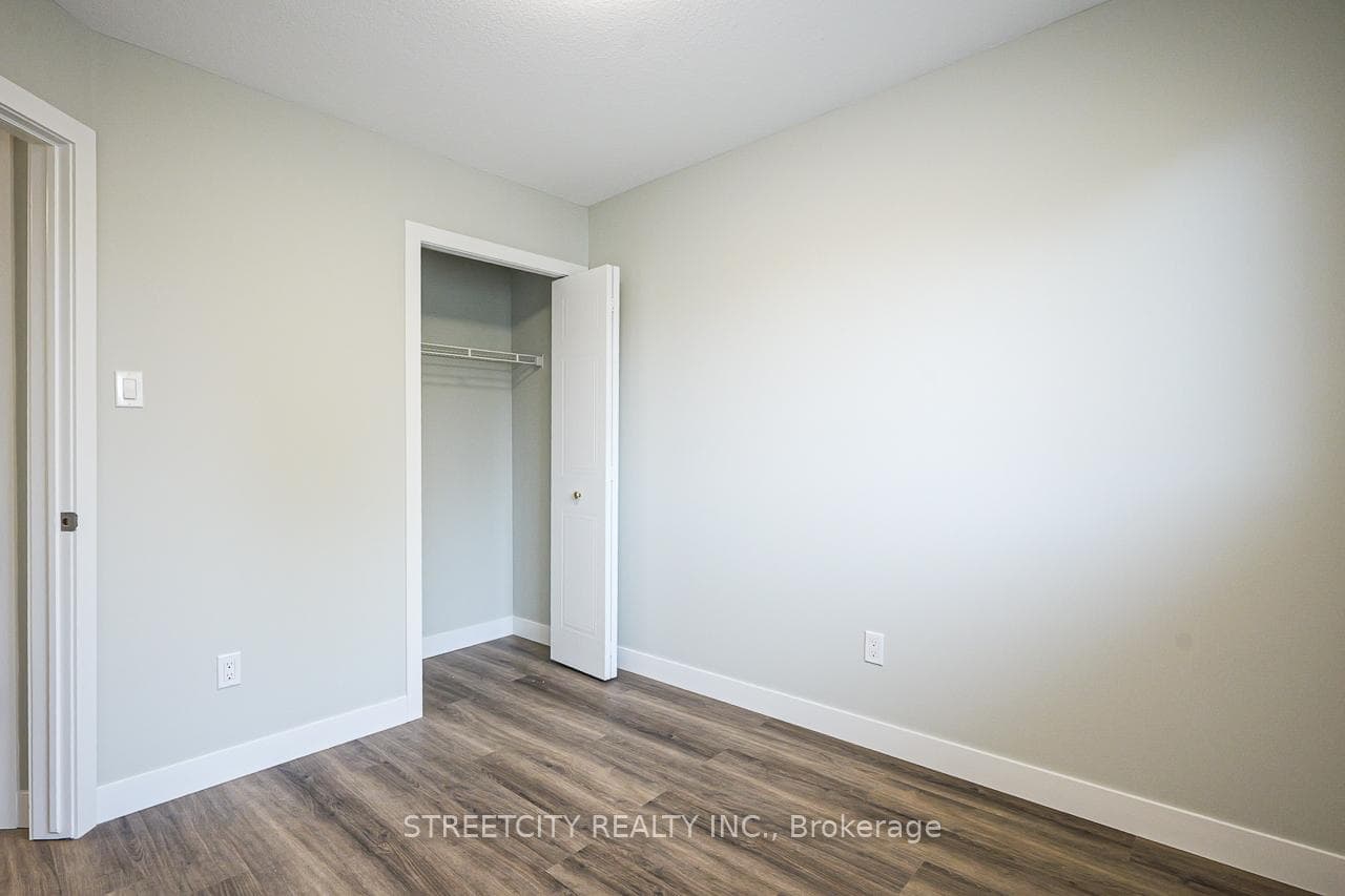 799 Deveron Crescent photo 25