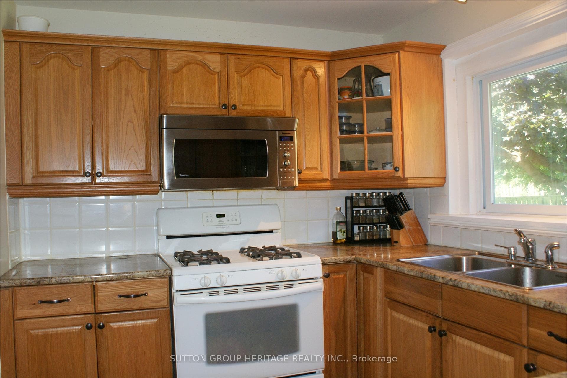 Kitchen (pre-tenant) 2014