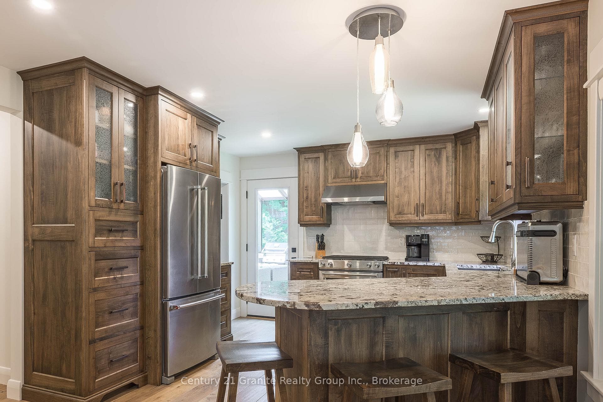 1283 Wonderland Road photo 12