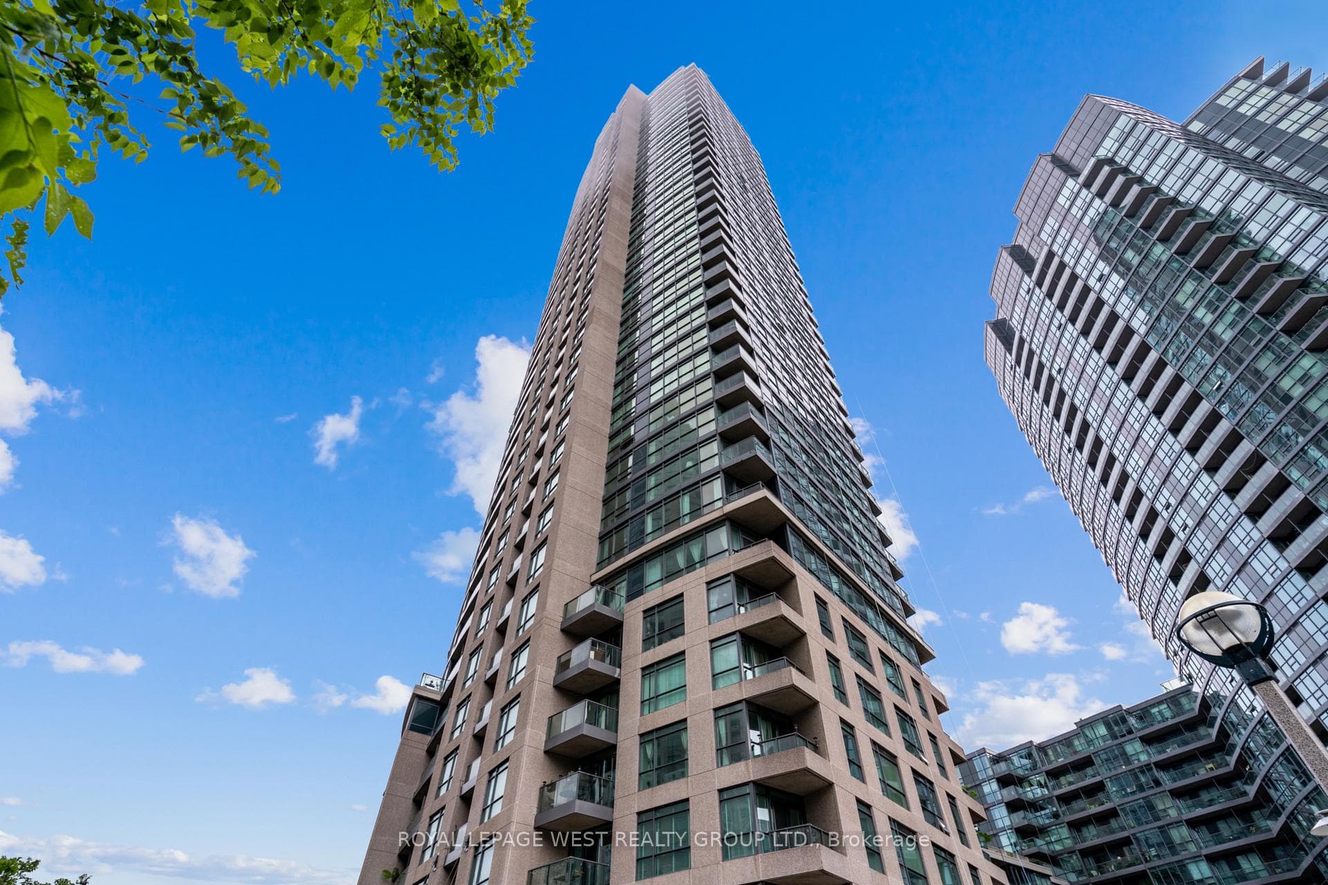 219 Fort York Boulevard Unit 703 photo 1
