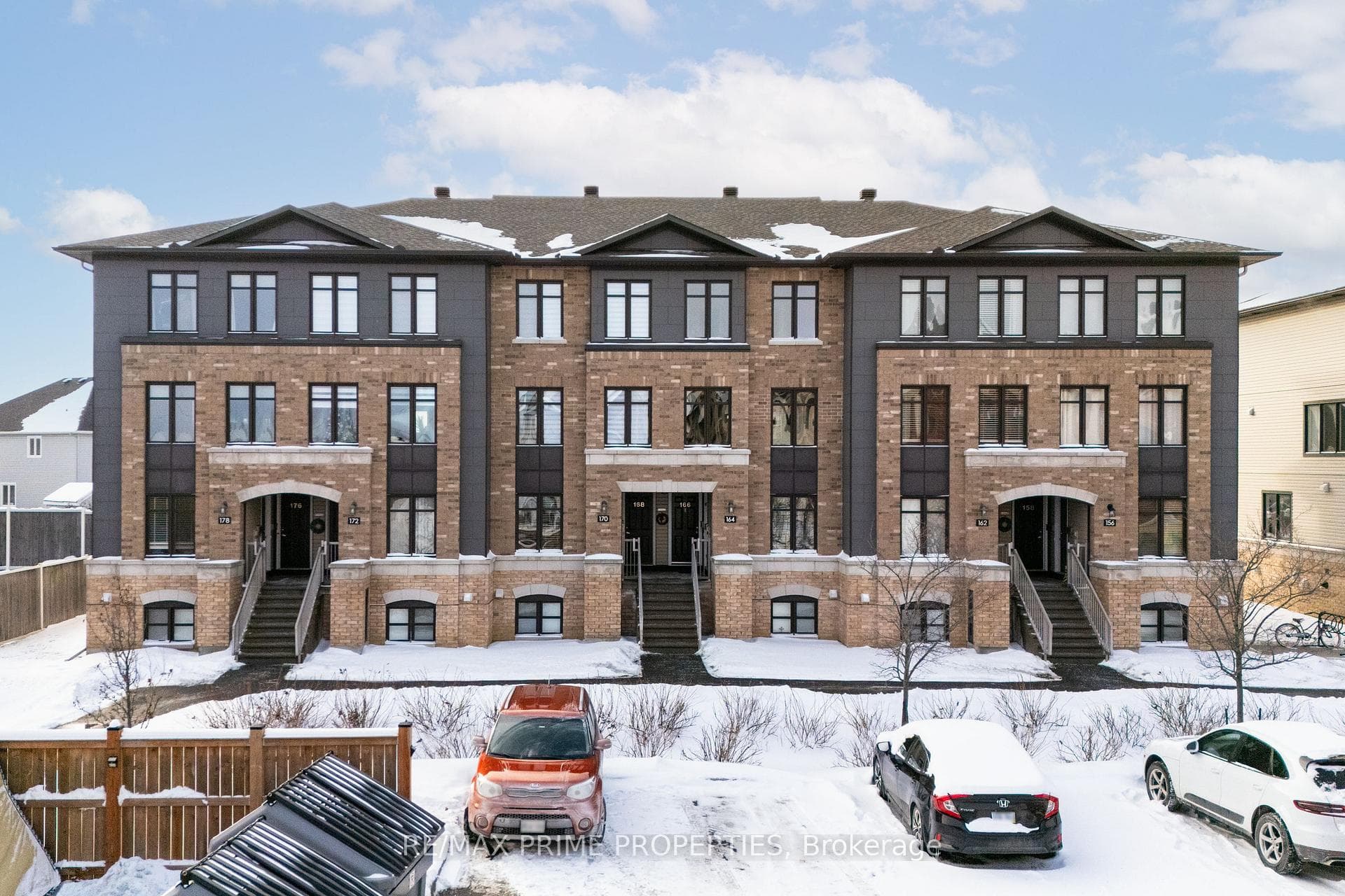 166 Bluestone Private photo 1