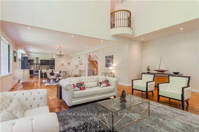8 Shady Oaks Crescent photo 5