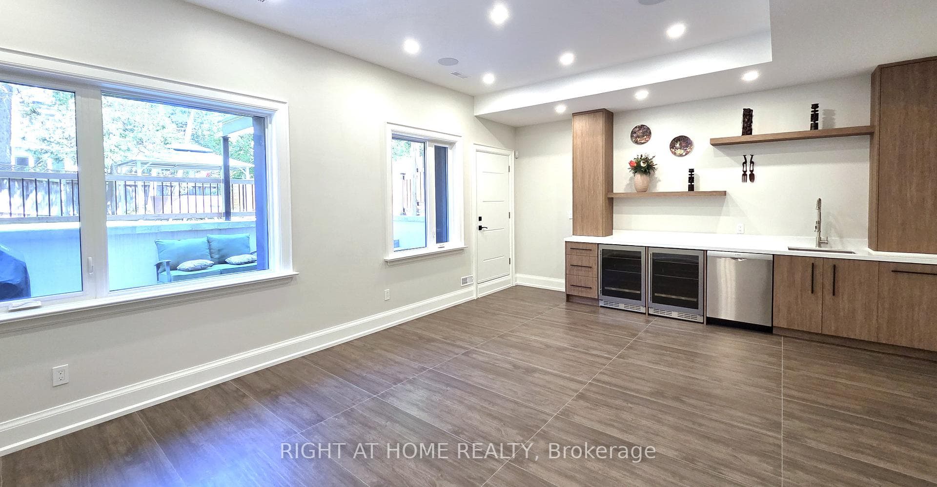586 Broadway Avenue photo 21
