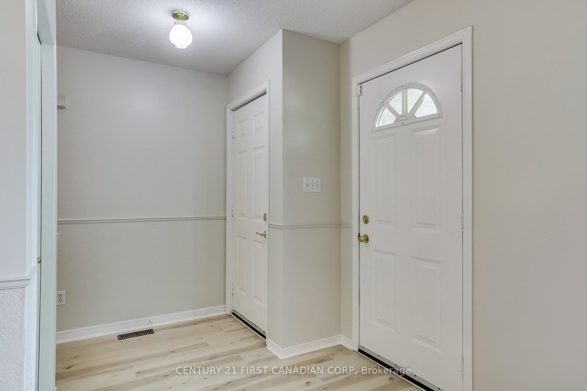 604 Talltree Crescent photo 3