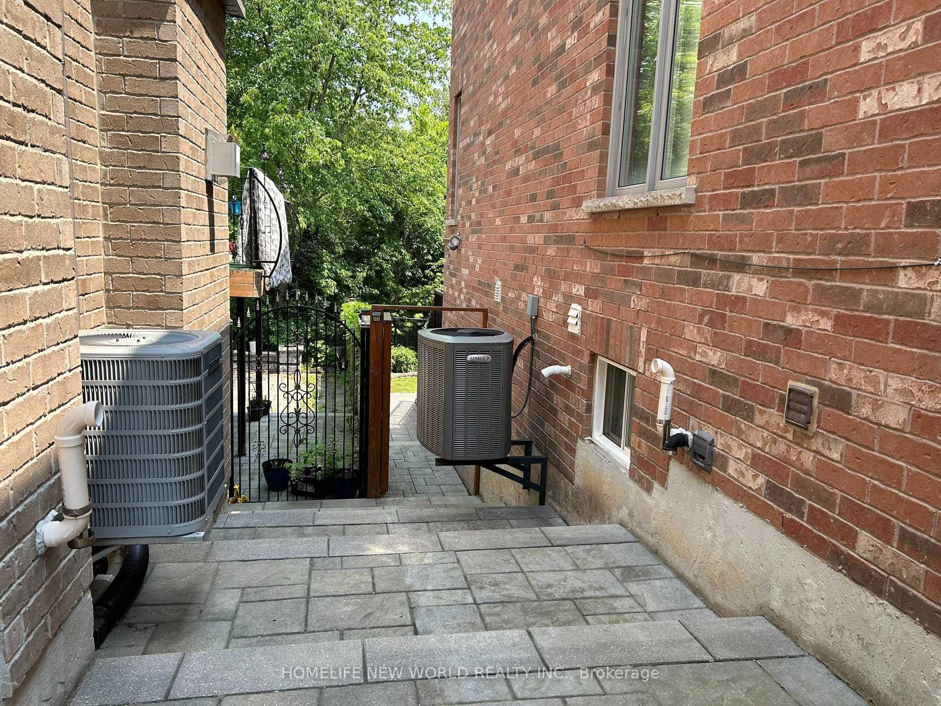 43 Mancini Crescent photo 4