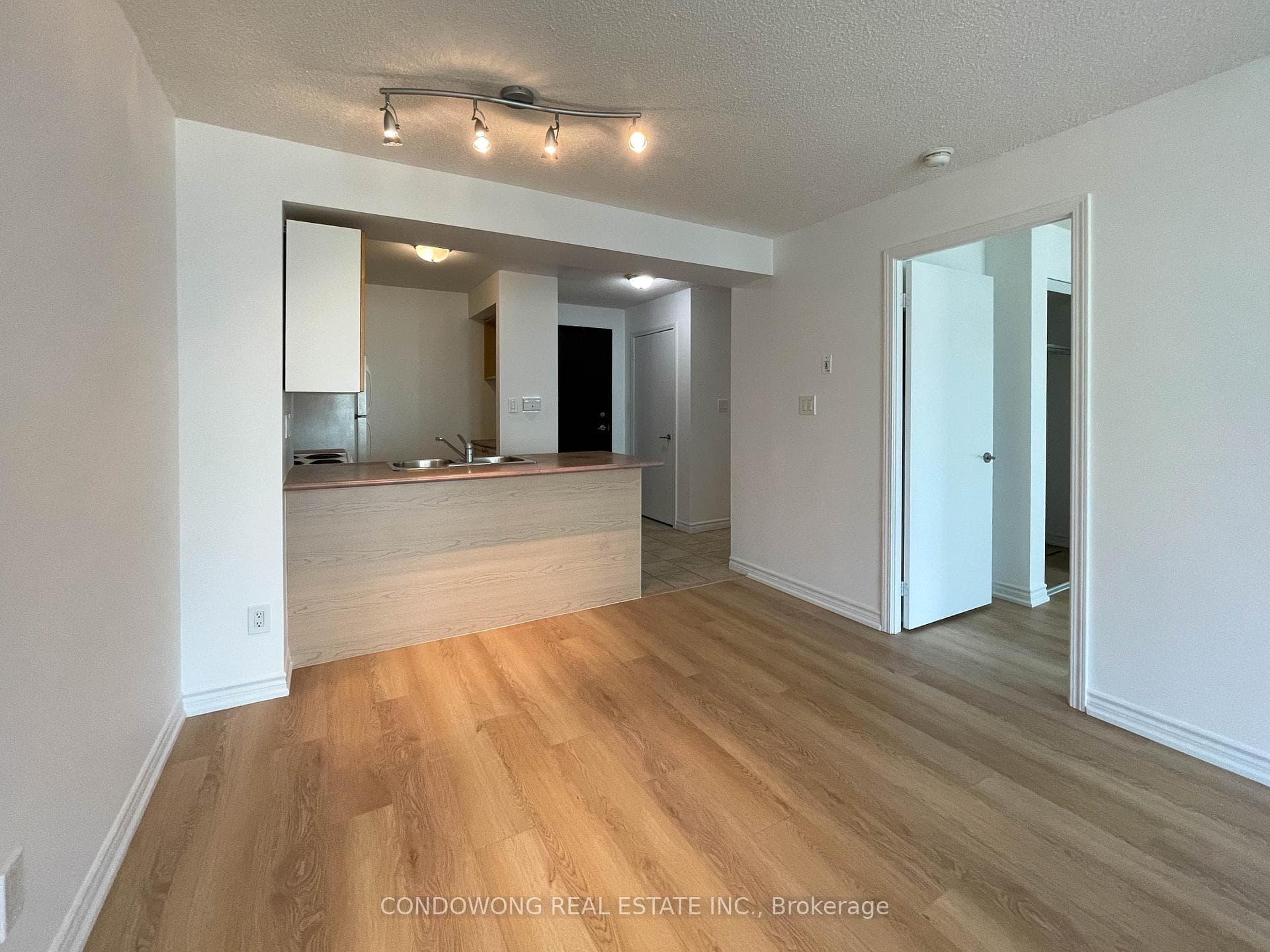 410 Queens Quay Unit 907 photo 5