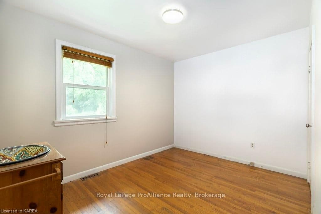 223 YONGE Street photo 18