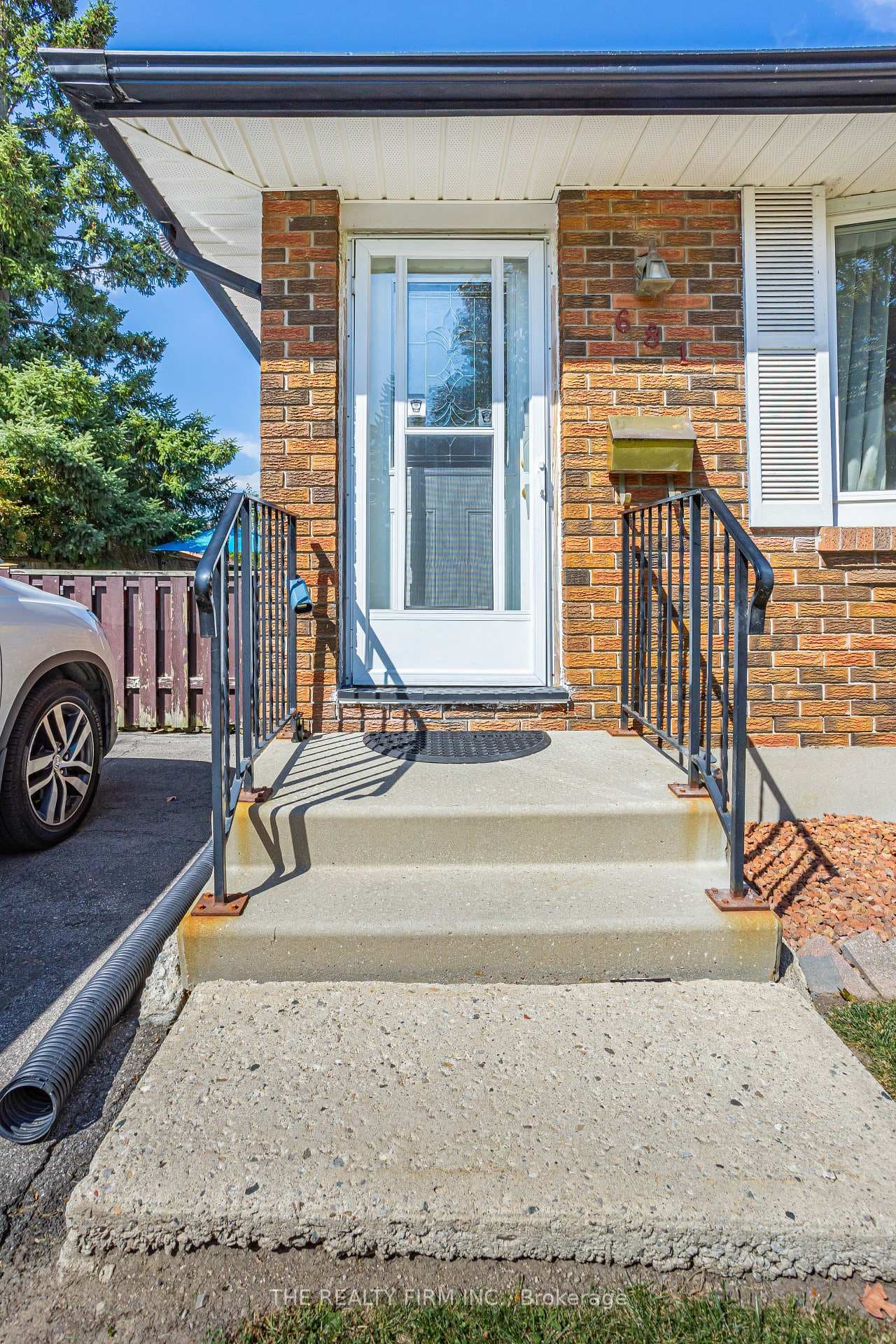 681 Ladybrook Crescent photo 5