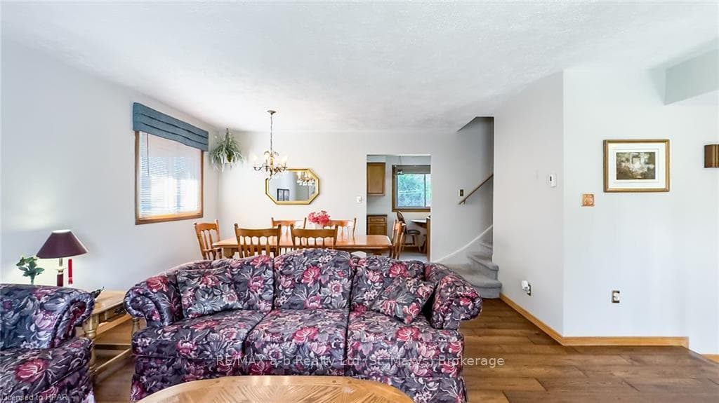3 SPARLING Crescent photo 11