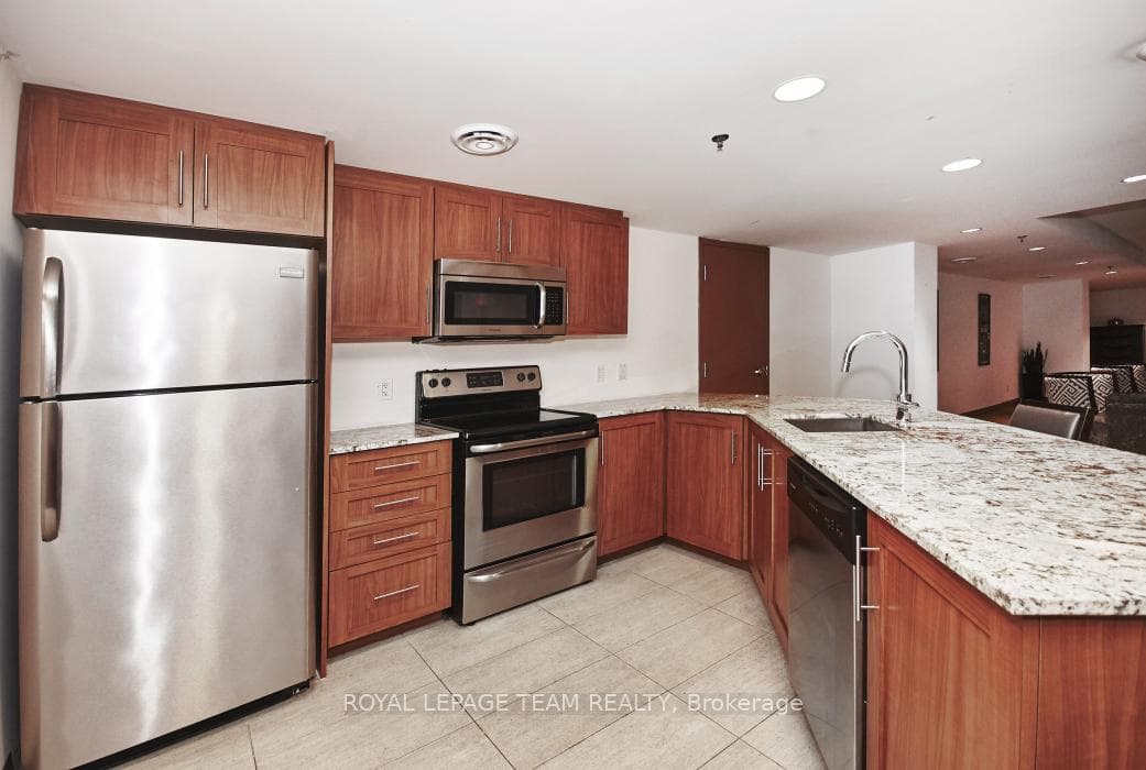 242 Rideau Street Unit 1303 photo 4