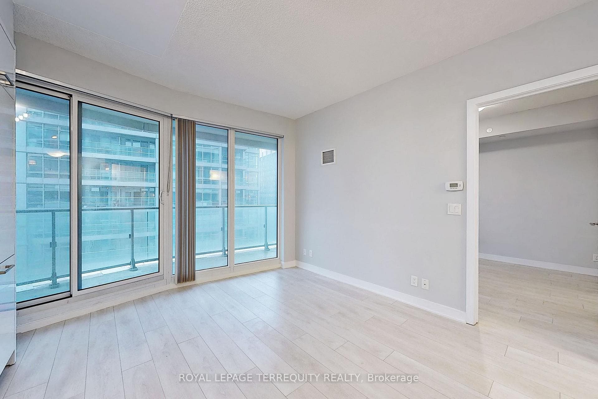 2221 Yonge Street Unit 905 photo 10