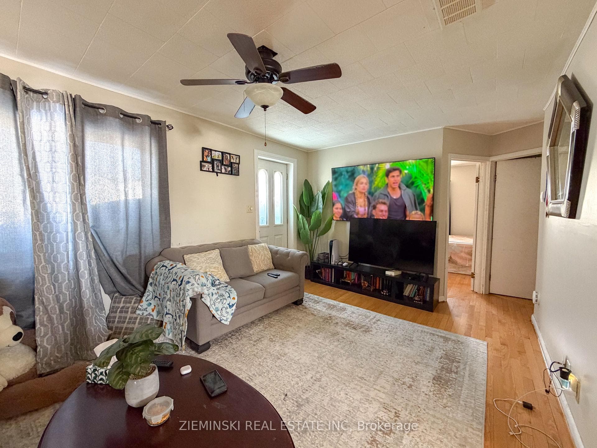 963 Victoria Road photo 4