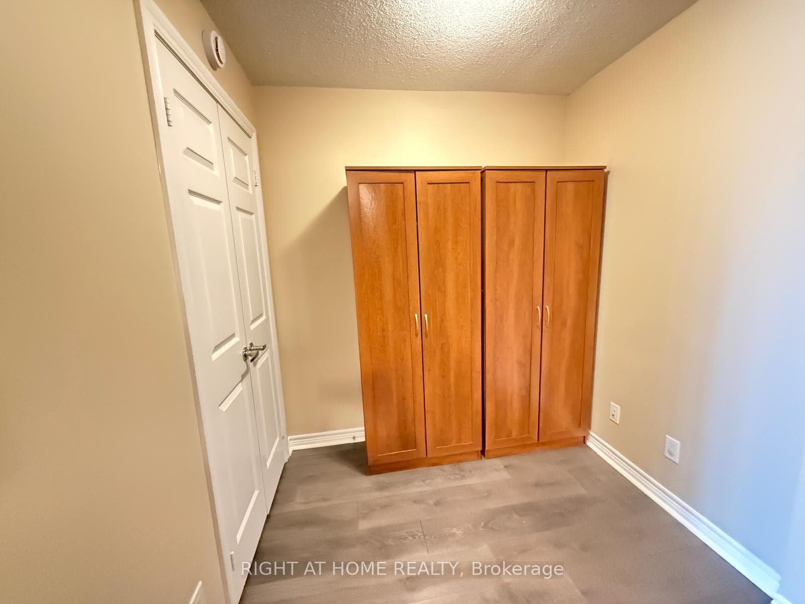 310 Burnhamthorpe Road Unit 2101 photo 6