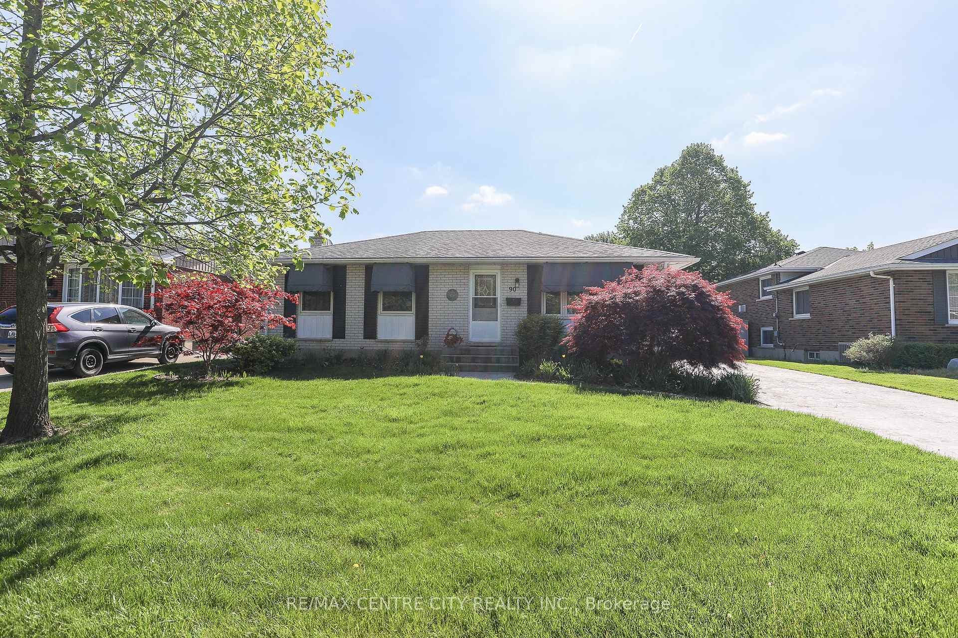 90 LAWRENCE Avenue photo 3