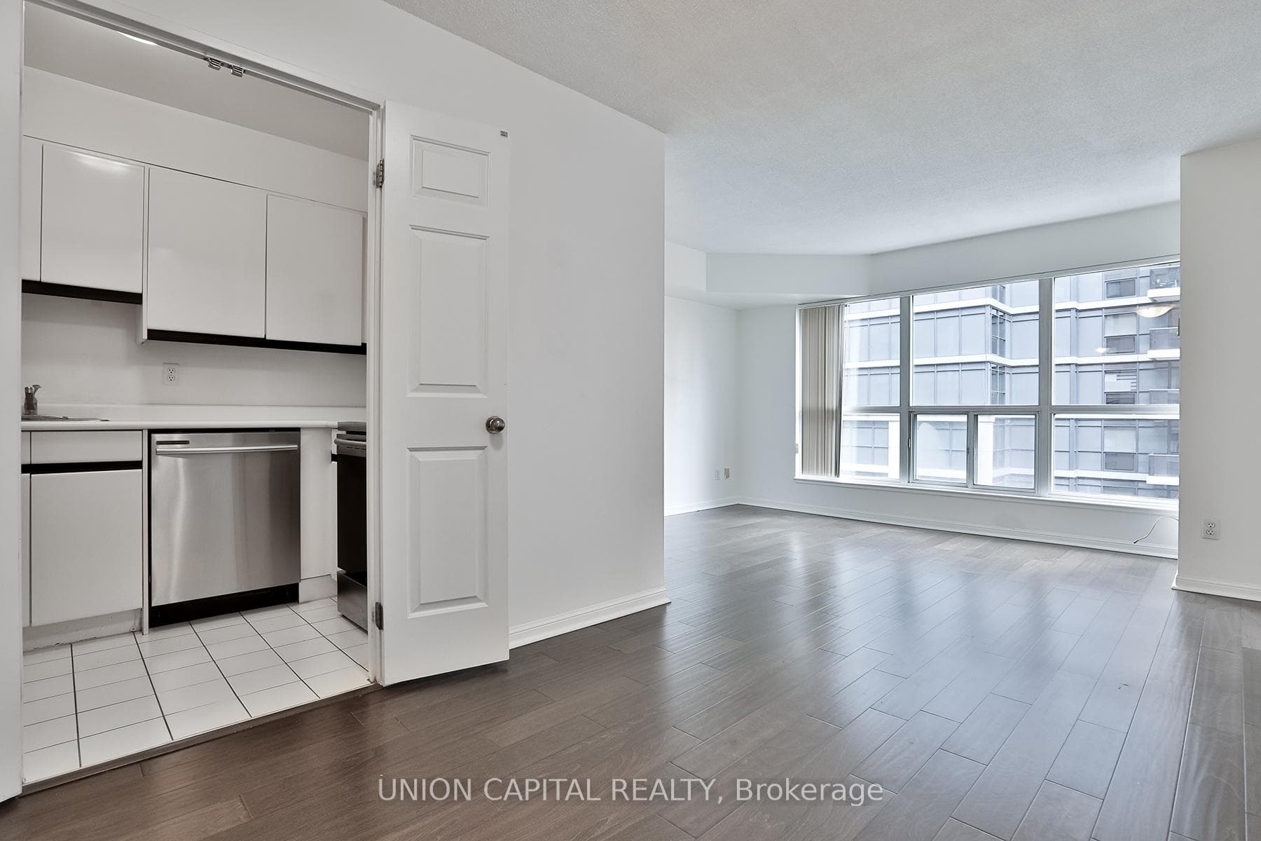 7 Carlton Street Unit 602 photo 8
