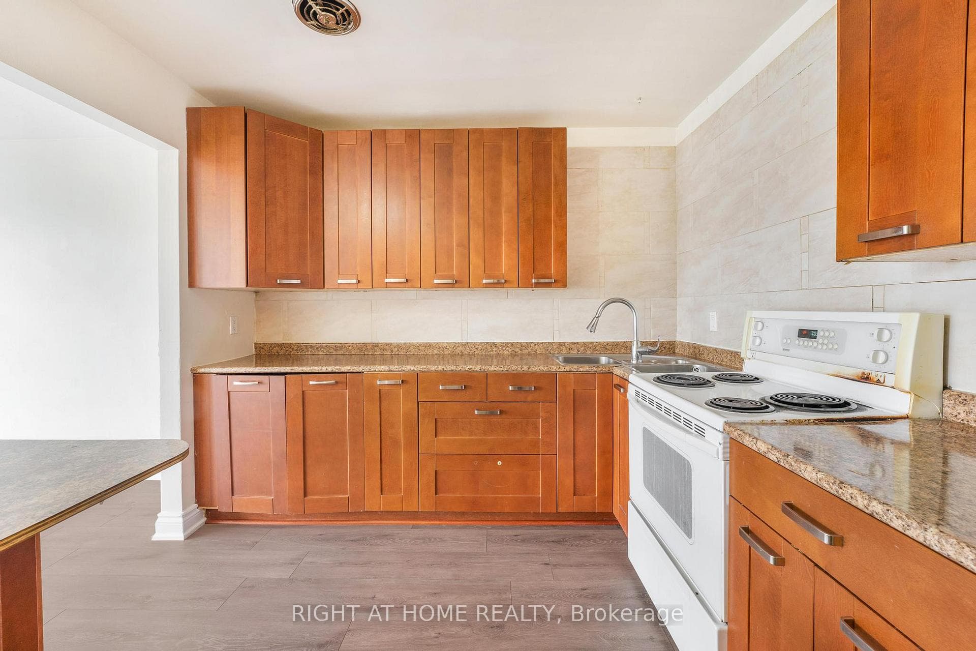 1698A Eglinton Avenue photo 9
