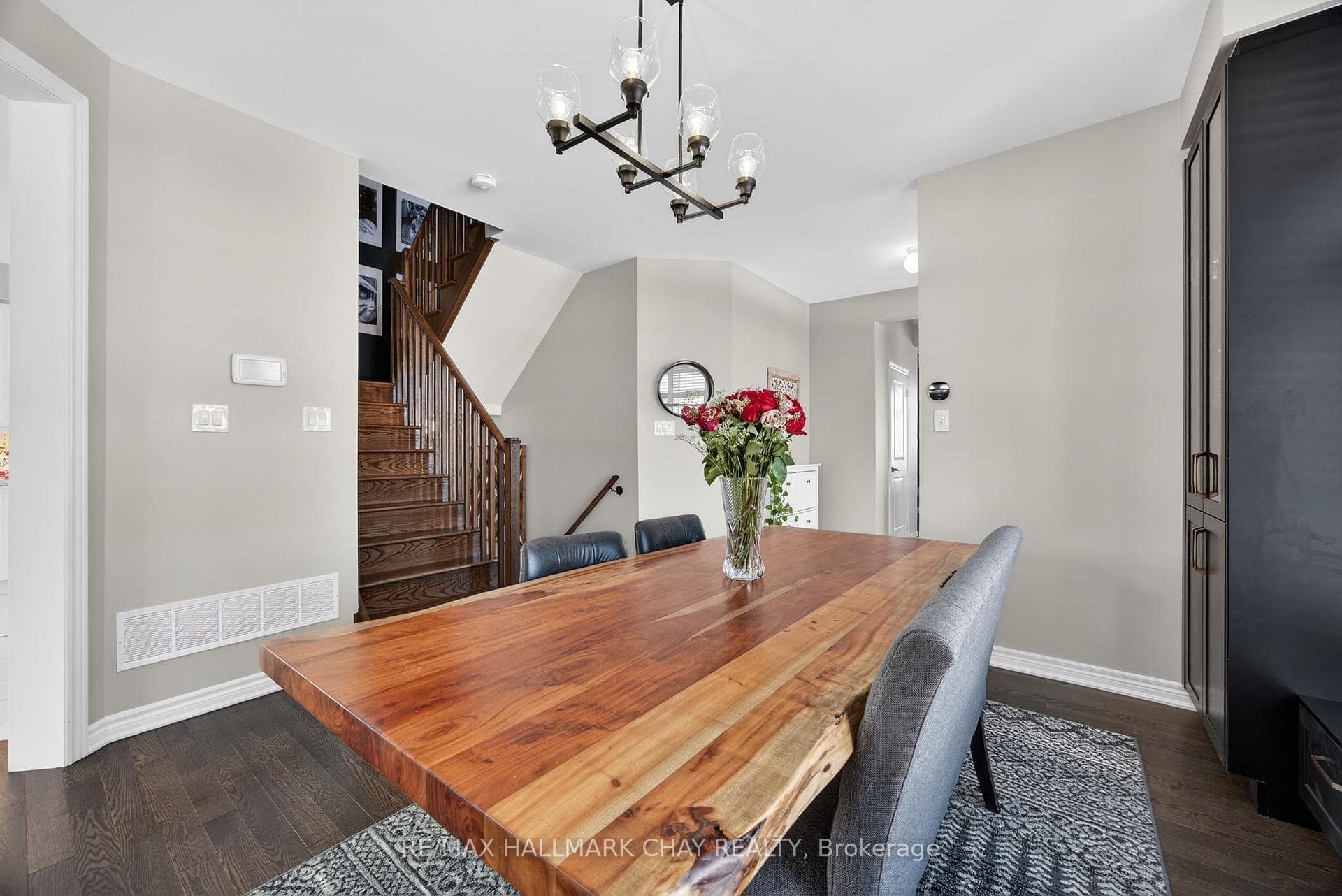997 Barton Way photo 8