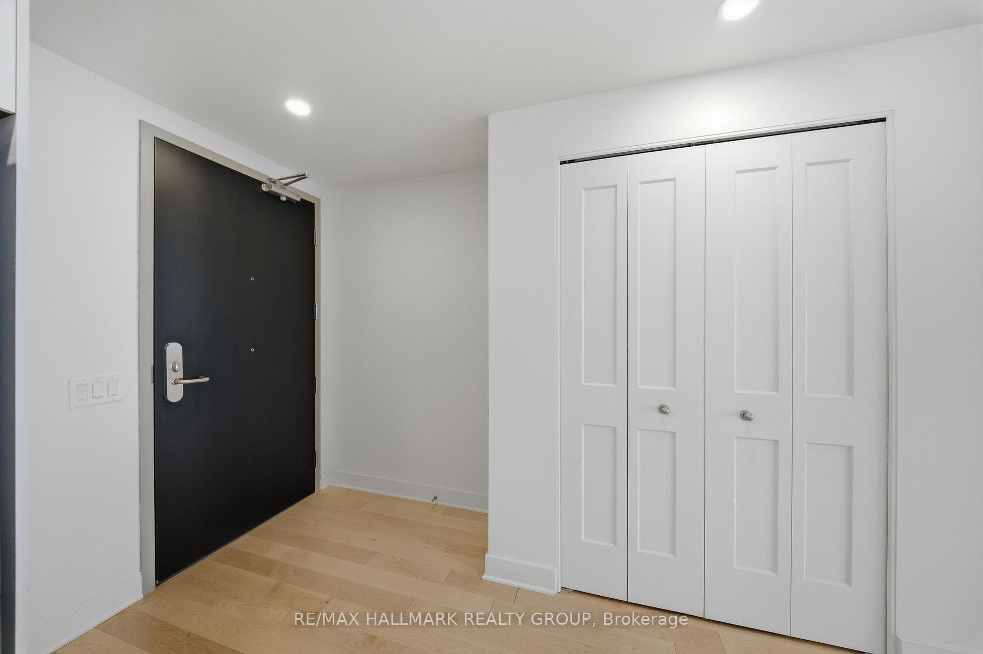 180 George Street Unit 1703 photo 4