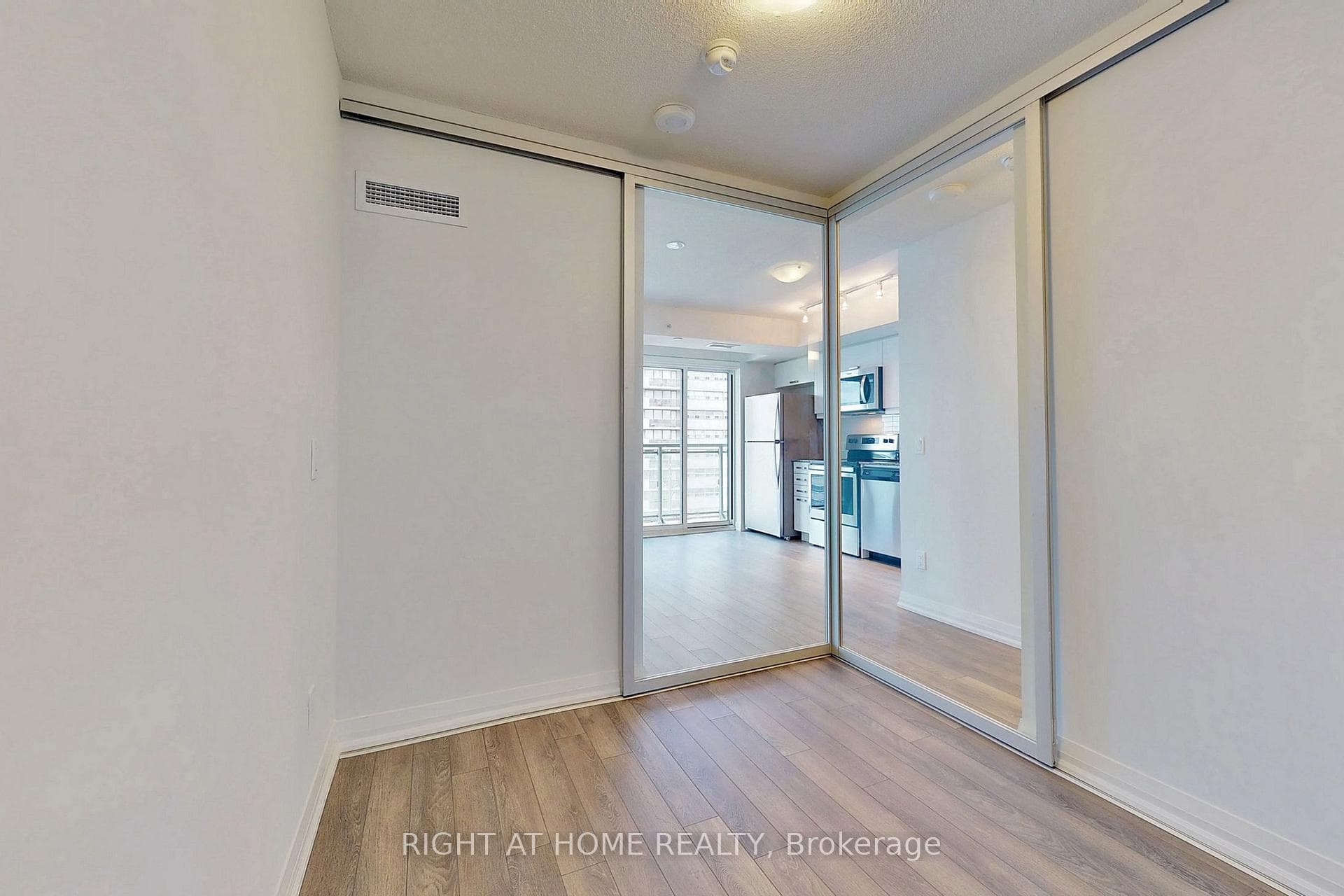 30 Meadowglen Place Unit 802 photo 19