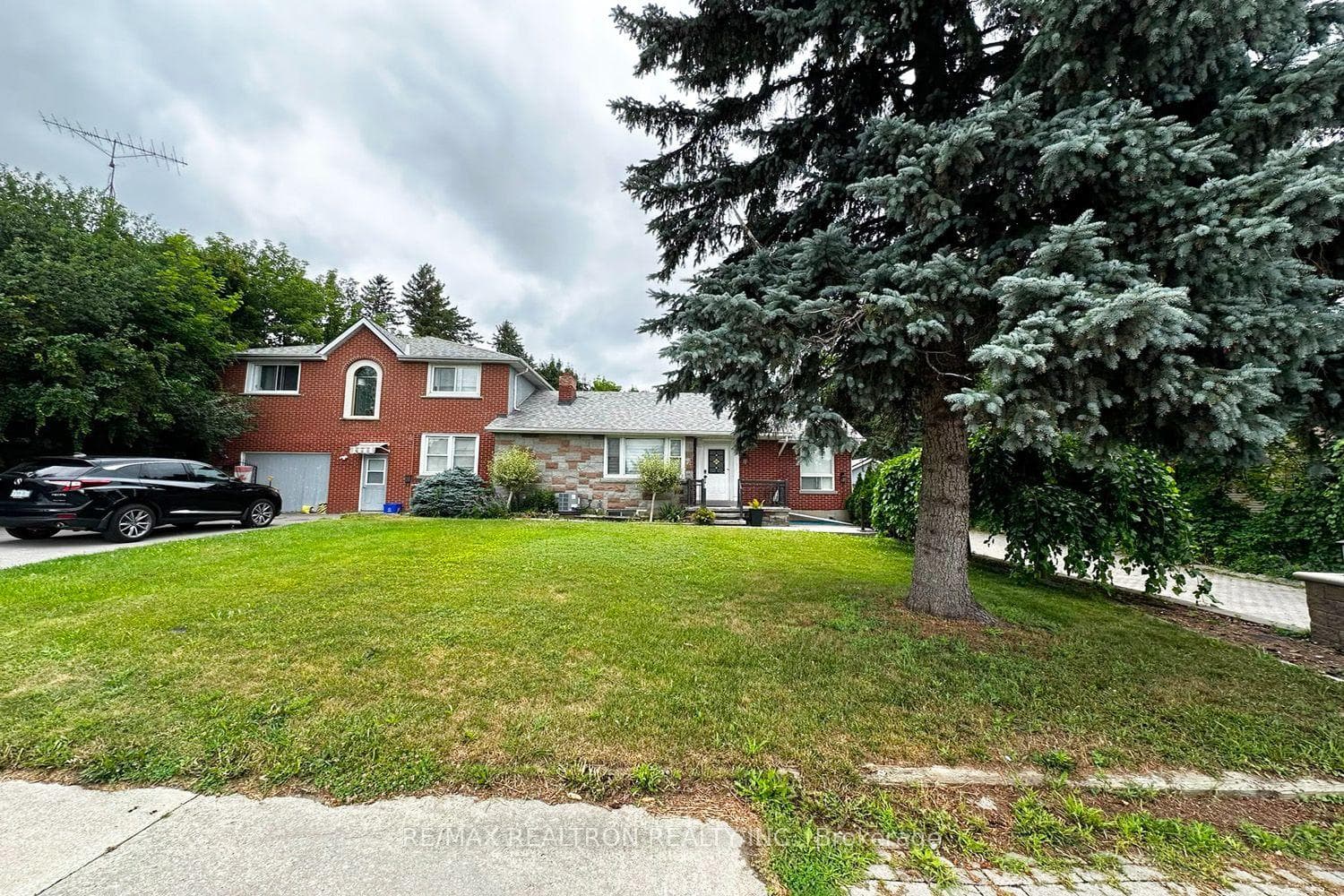 2430 King Road photo 2