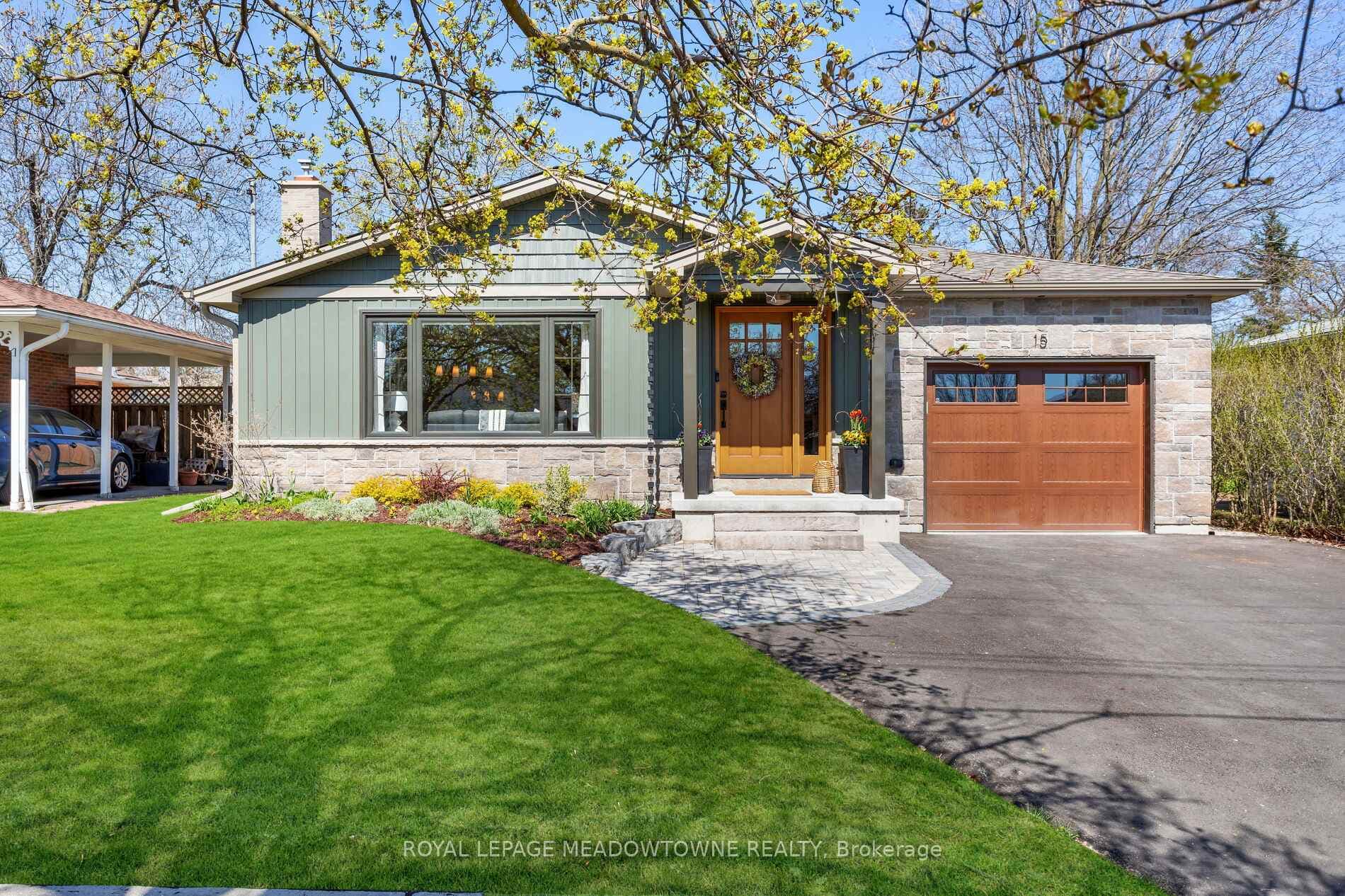 15 Irwin Crescent photo 2