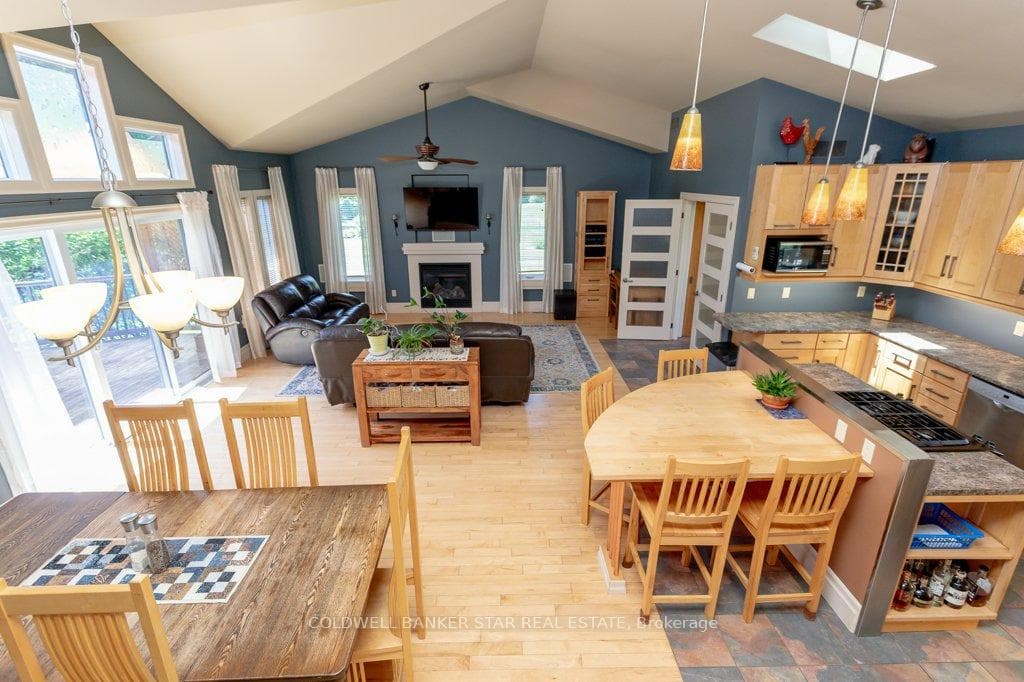 5065 Wales Crescent photo 22