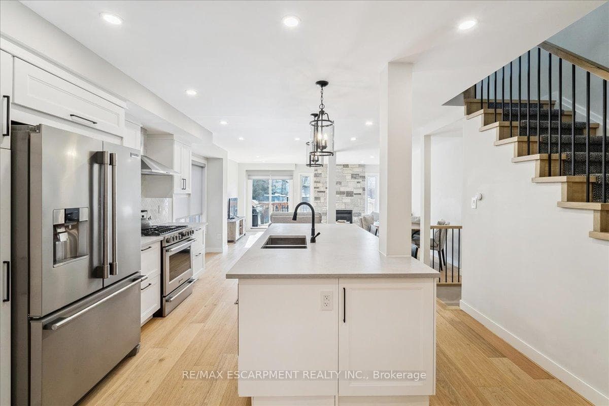 5474 Palmerston Crescent photo 5