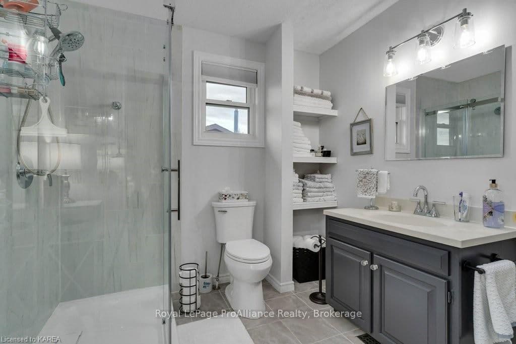 834 SANDRINGHAM Place photo 21