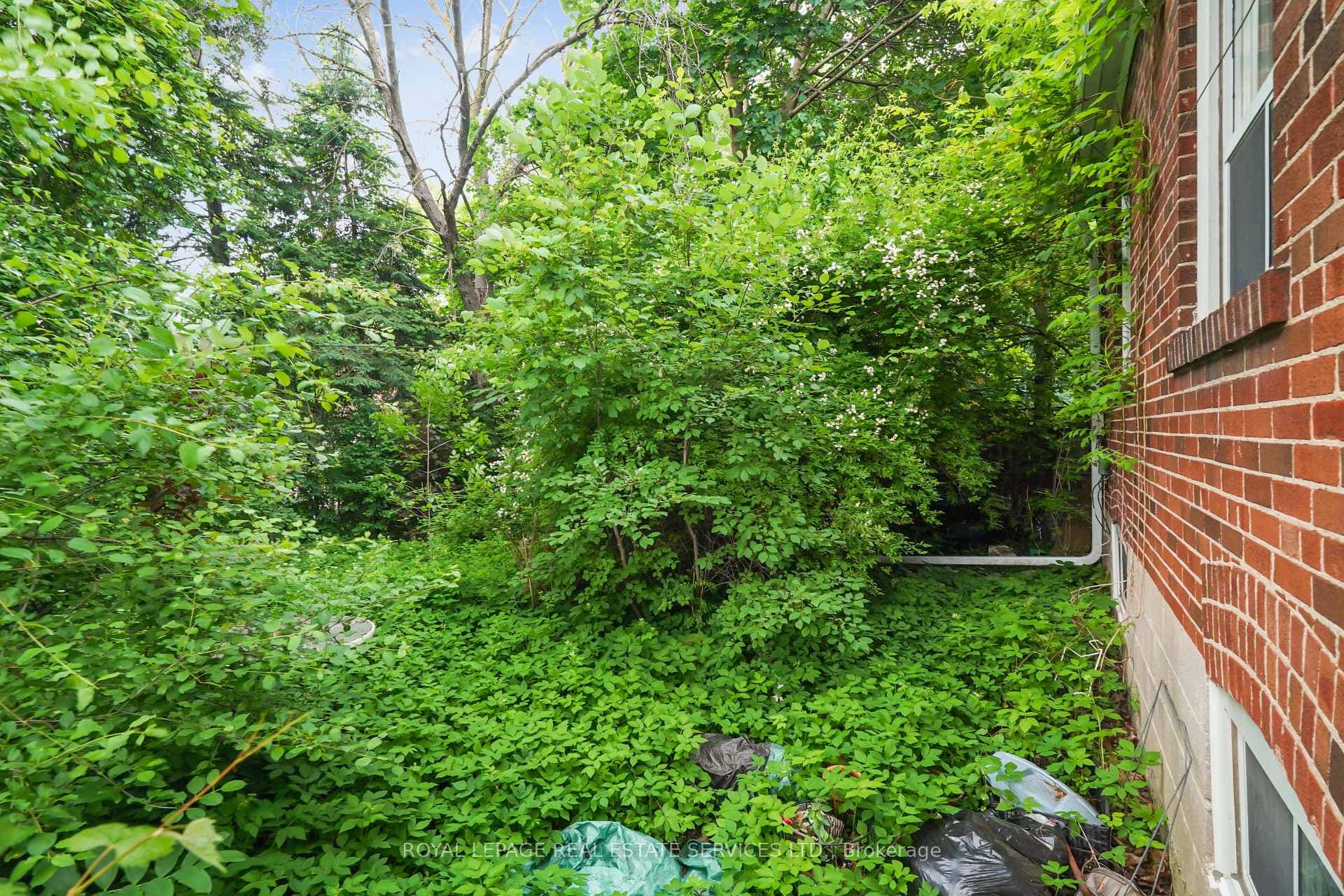 326 Lawrence Avenue photo 25