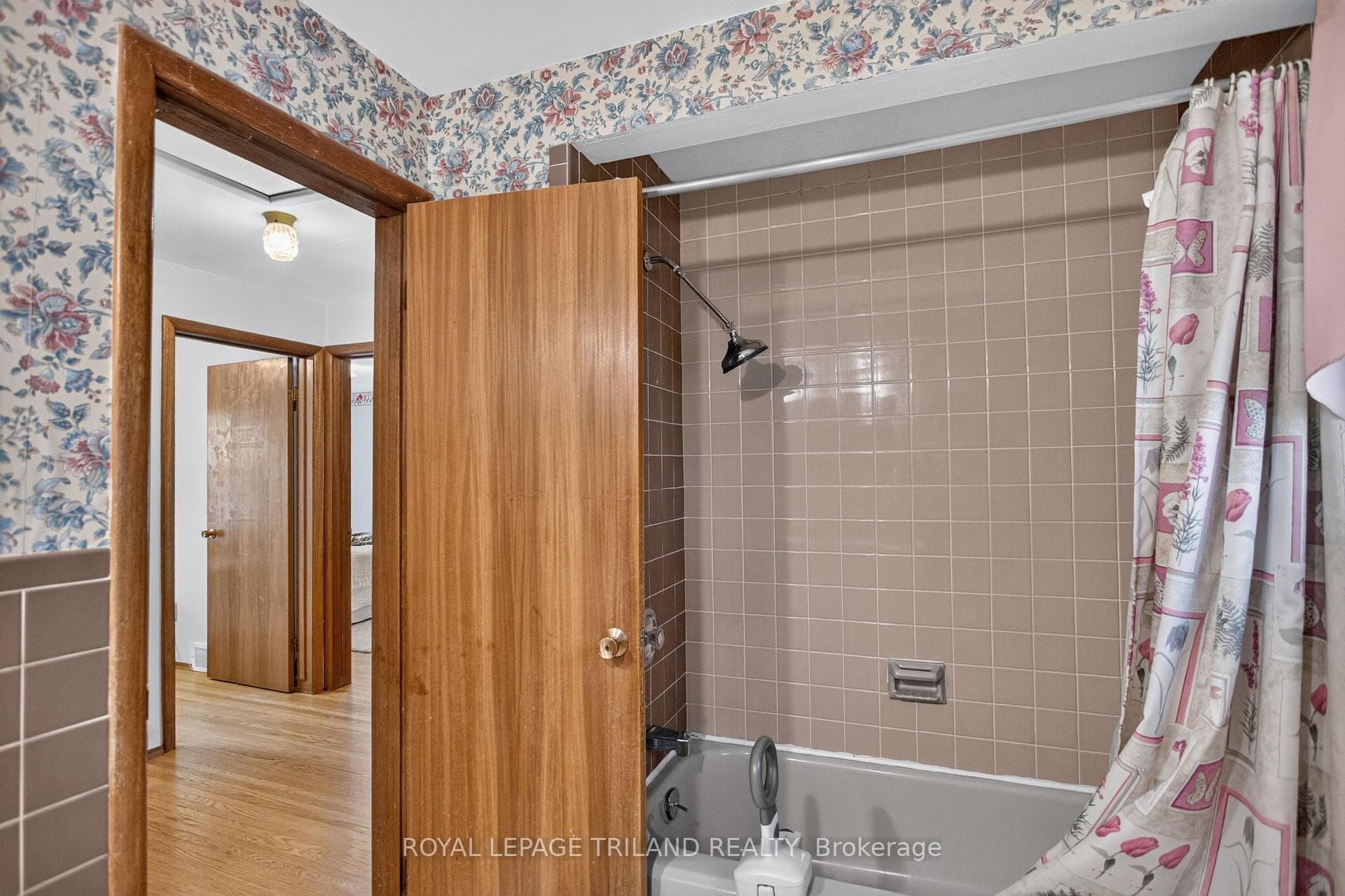 657 Viscount Road photo 25