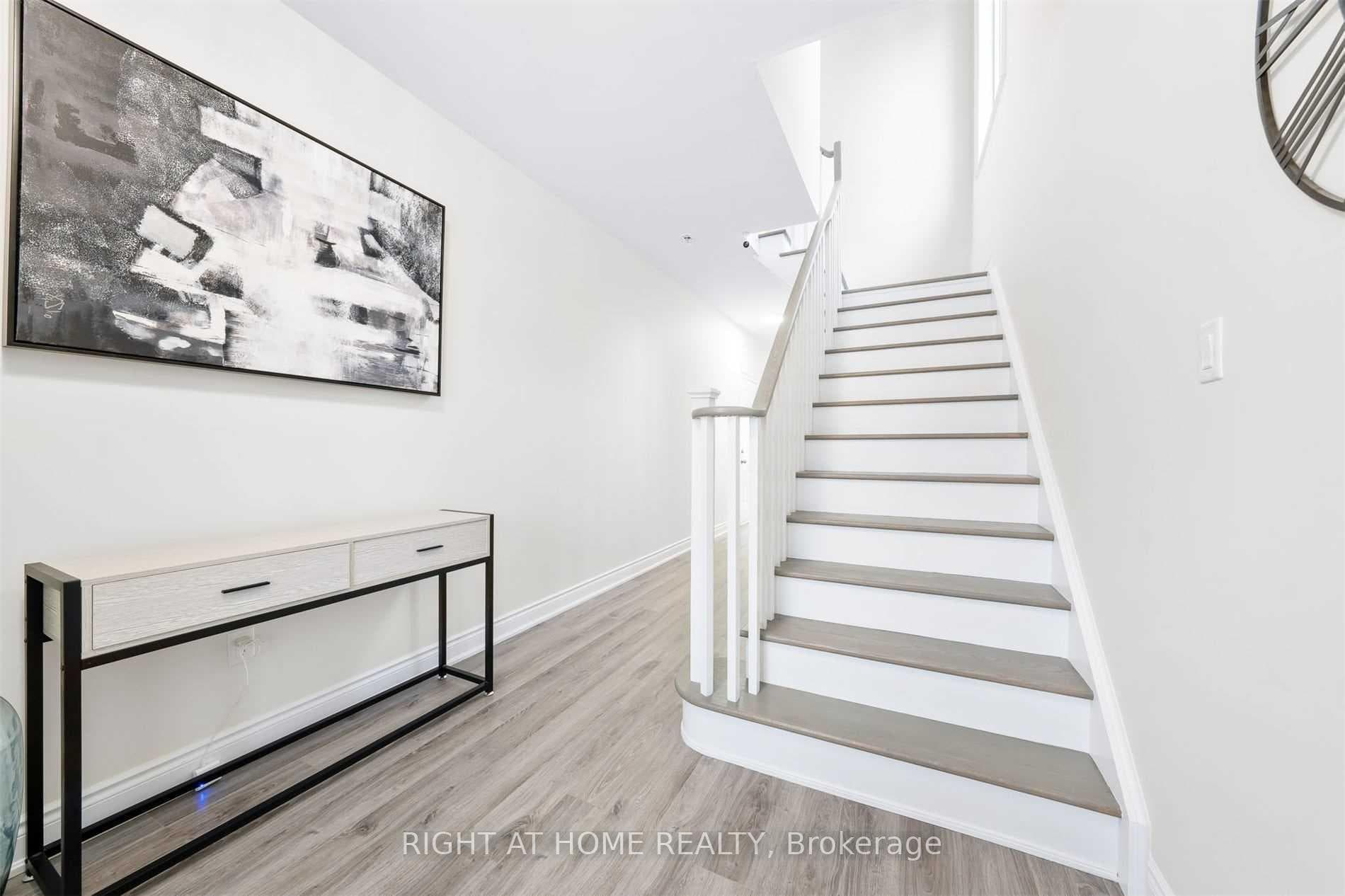 1172 Peelar Crescent photo 3