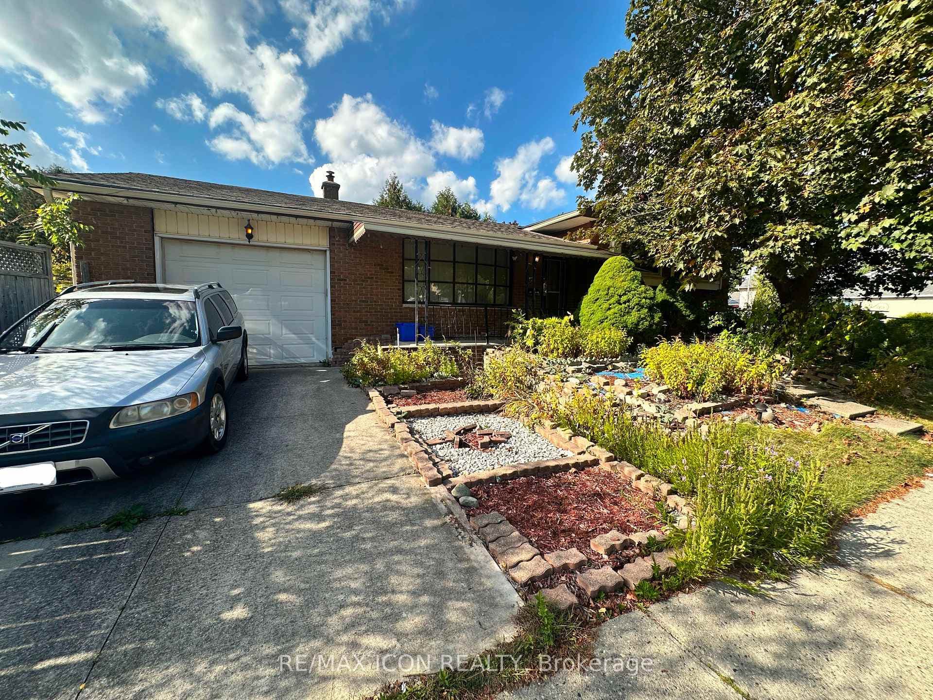 114 Archer Crescent photo 2