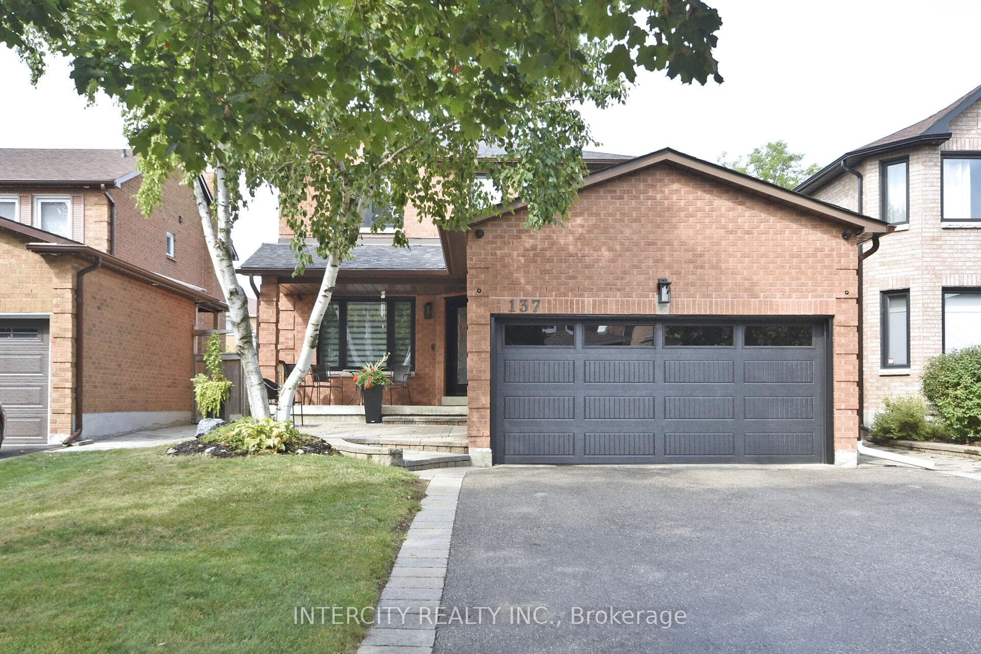137 Largo Crescent photo 1