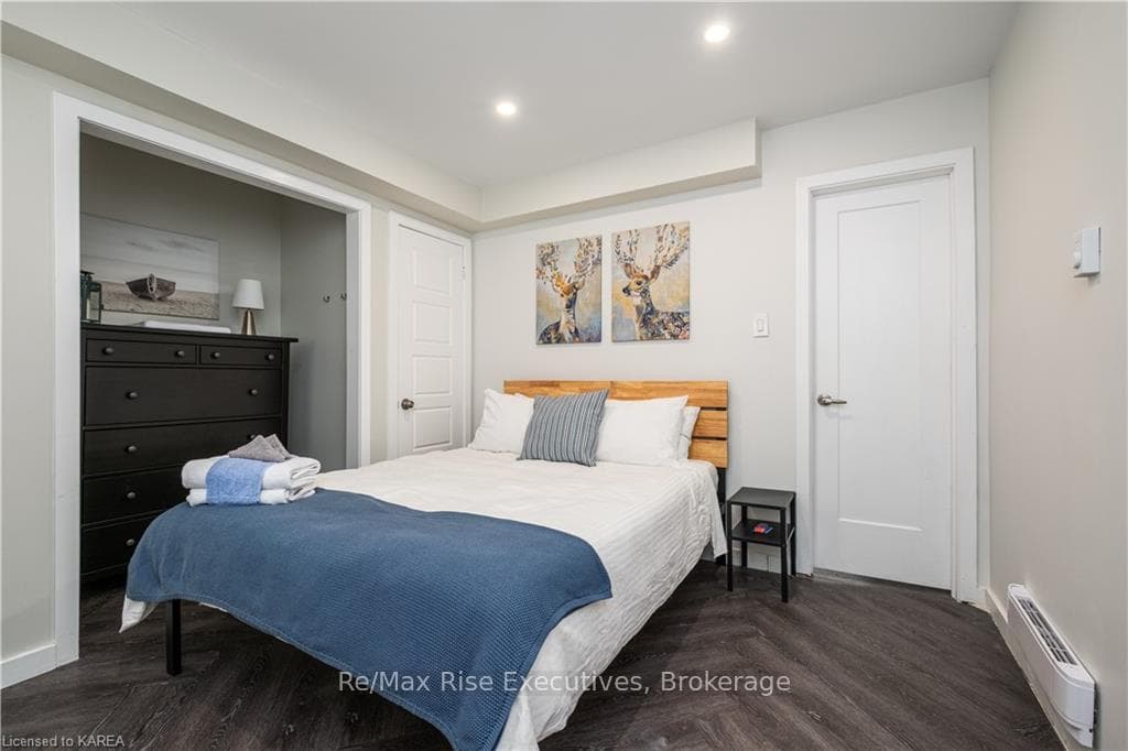 320 QUEEN Street photo 17