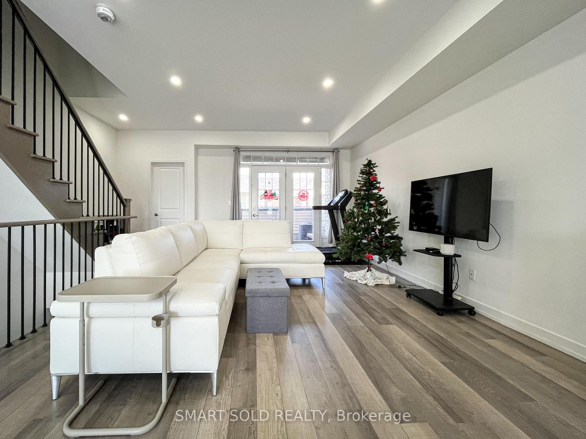 60 Lady Dolores Avenue photo 3