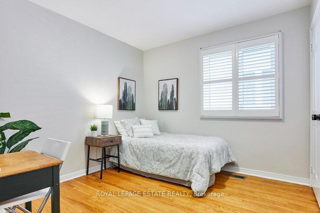 Middle bedroom