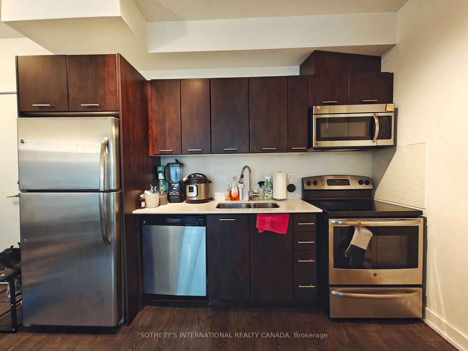 20 Bruyeres Mews Unit 902 photo 5