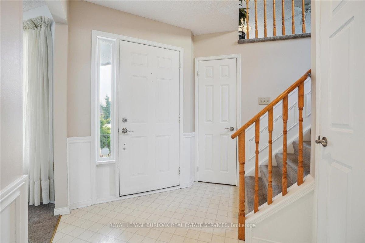 789 Hawkins Crescent photo 3