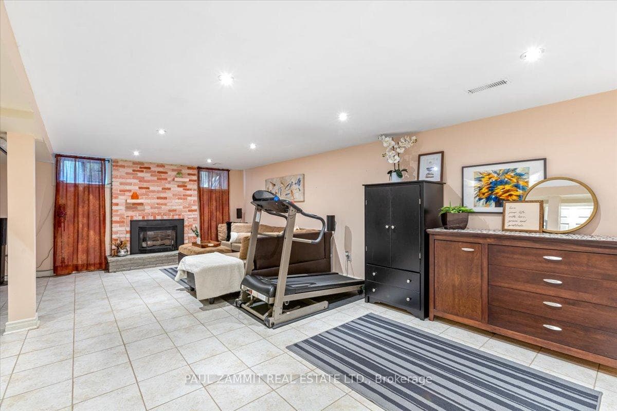 33 Henderson Avenue photo 22