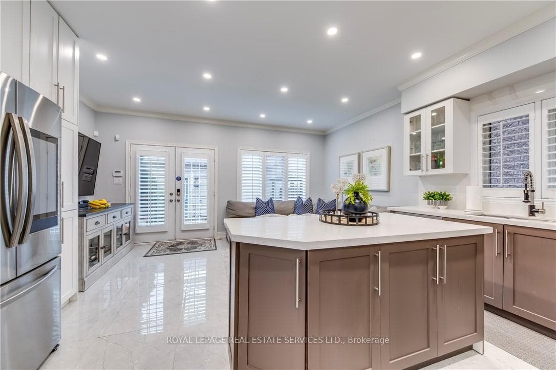5488 Tenth Line photo 10