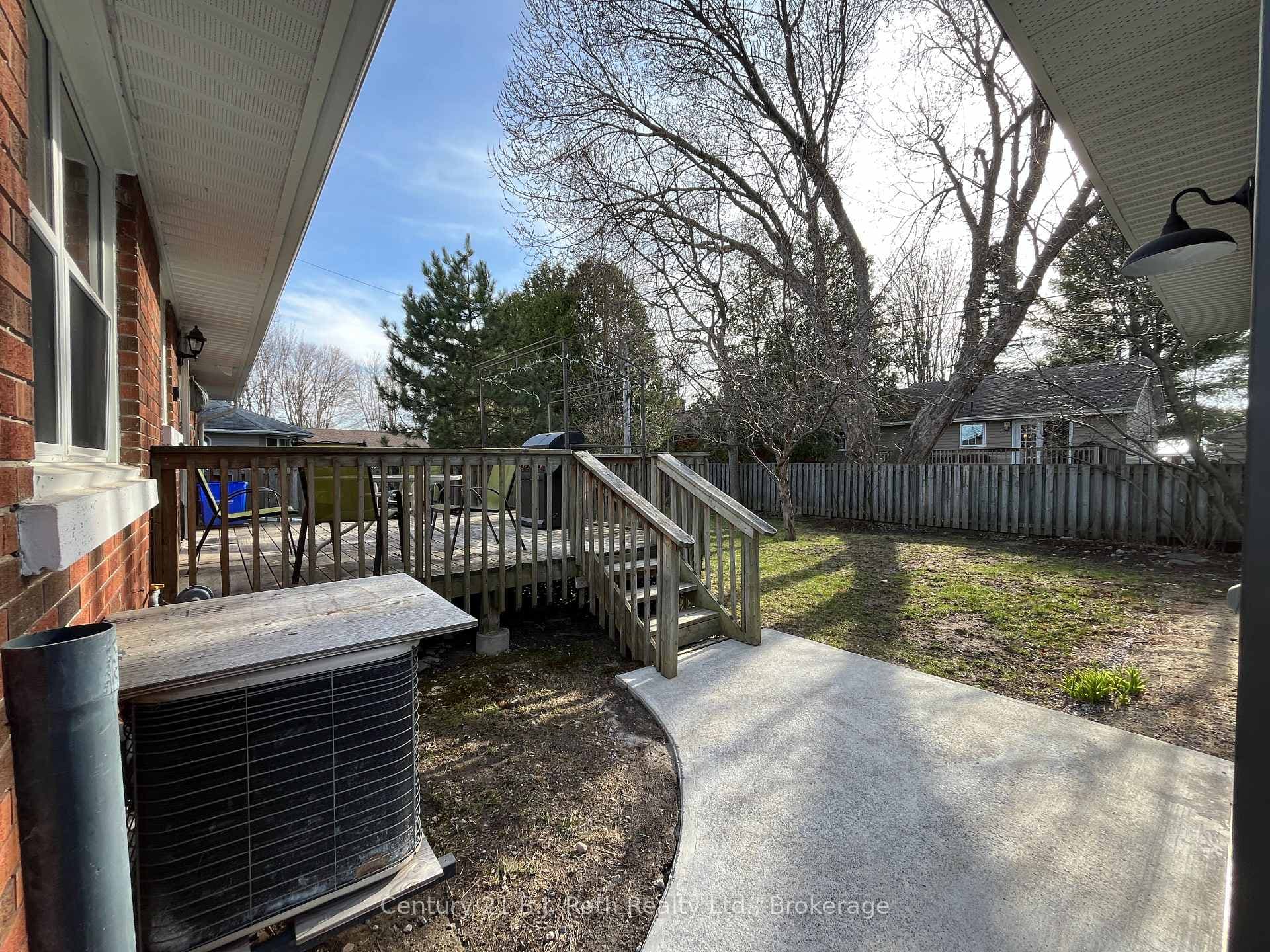 983 Clarence Street photo 31