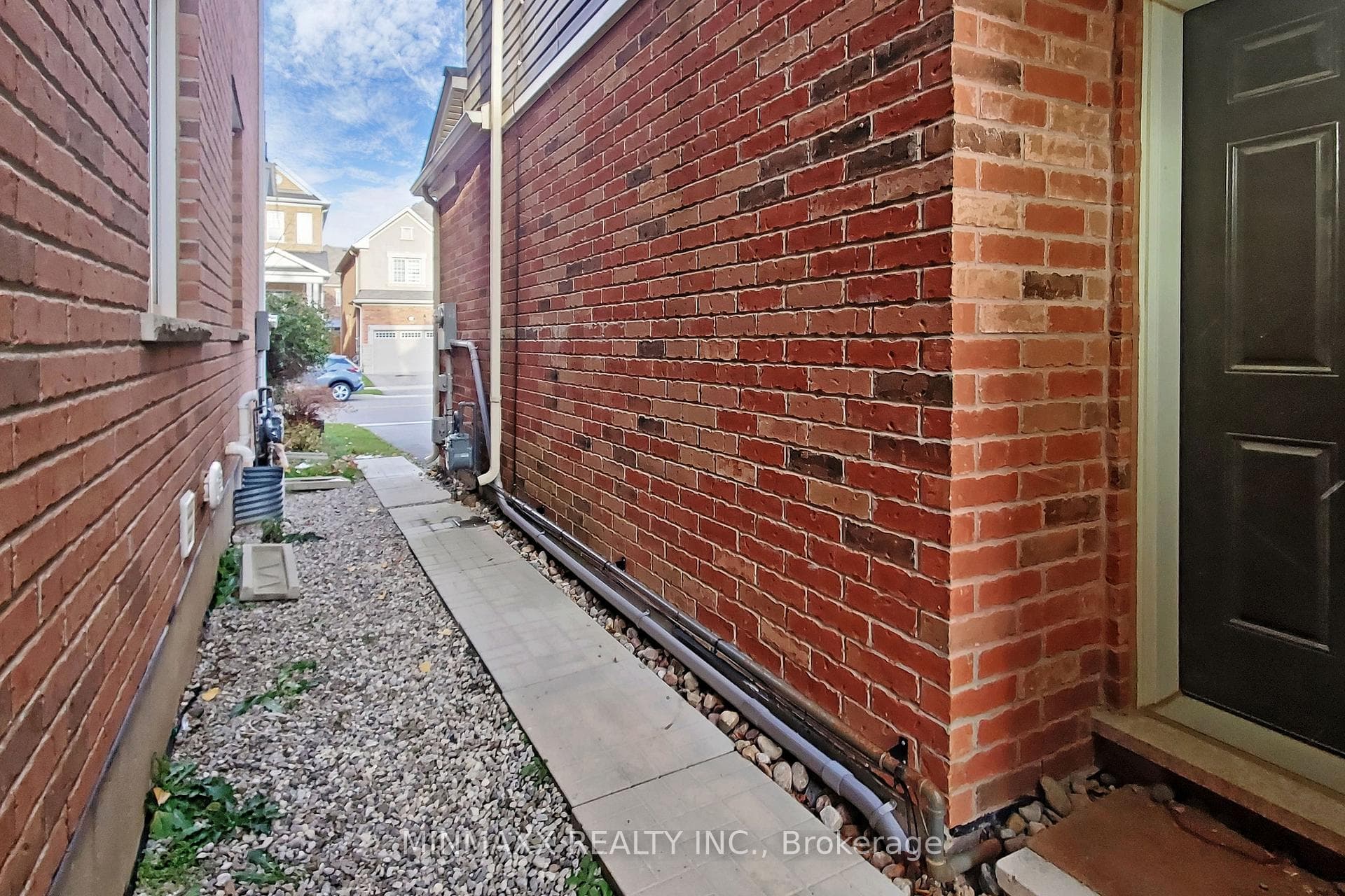 1264 Clifford Point photo 2