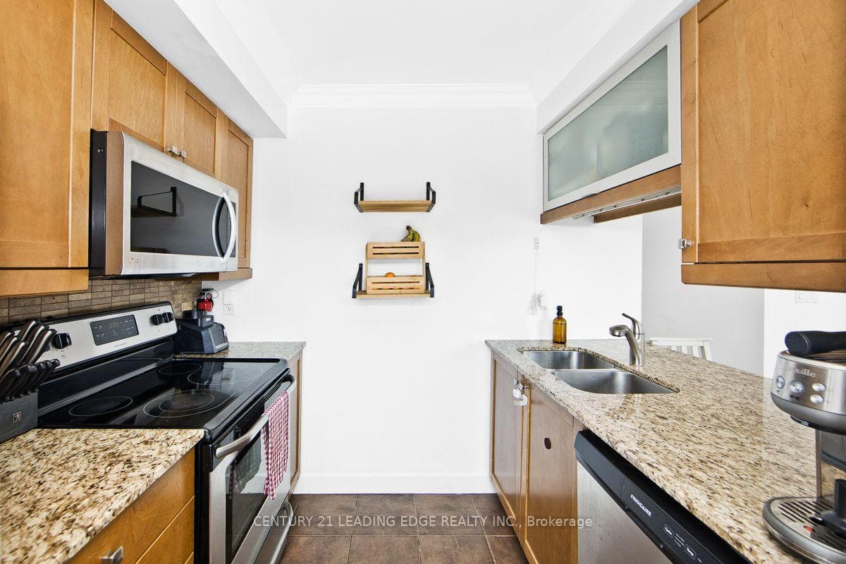 Stainless Steel Appliances/Granite Counters