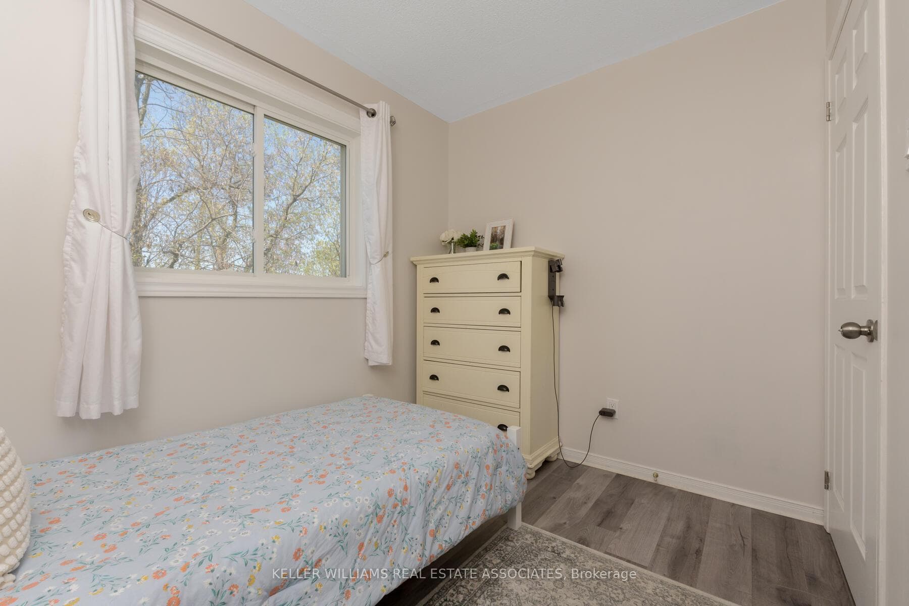 38 Maple Avenue photo 25