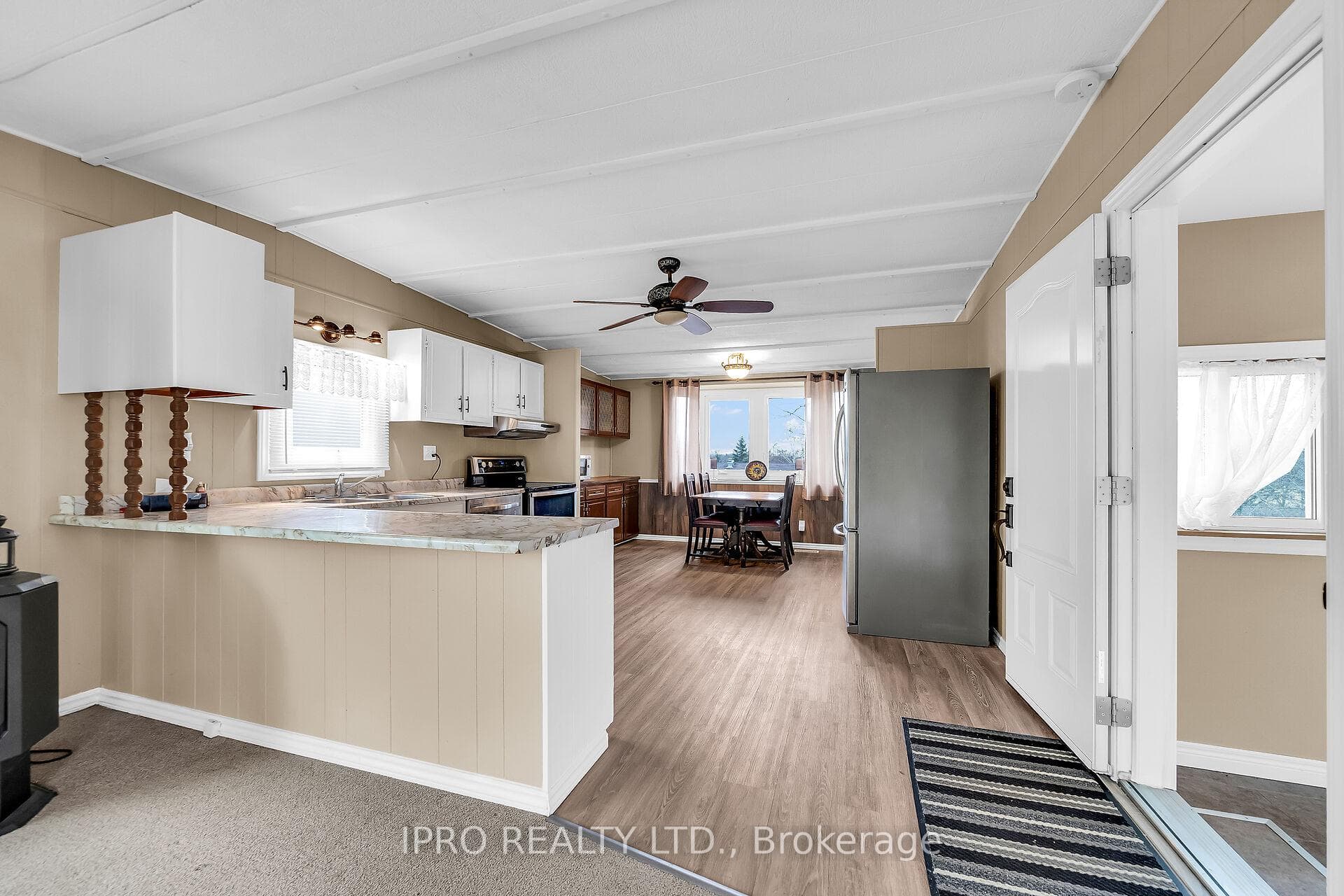 137 Maple Crescent photo 3