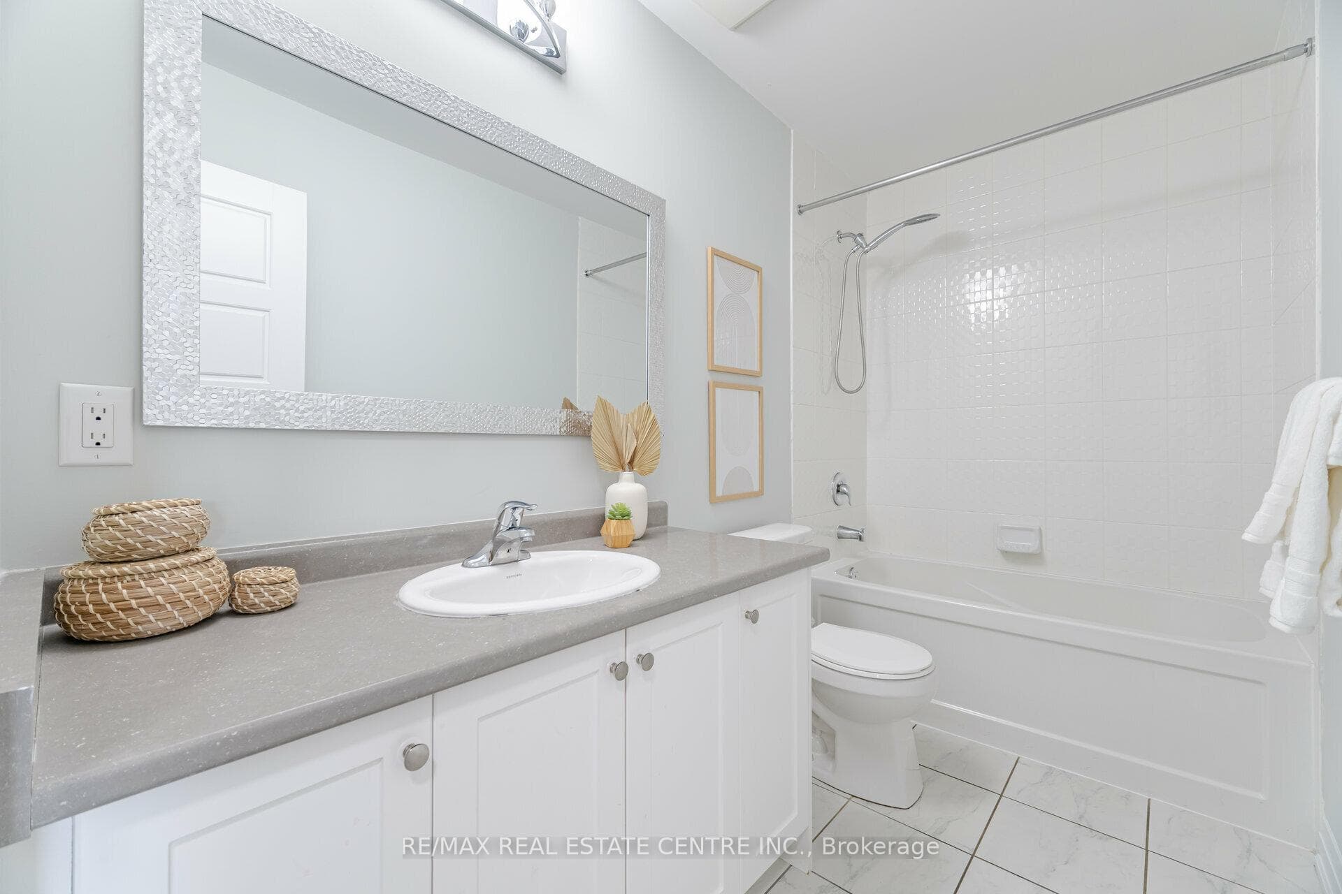 735 Banks Crescent photo 28