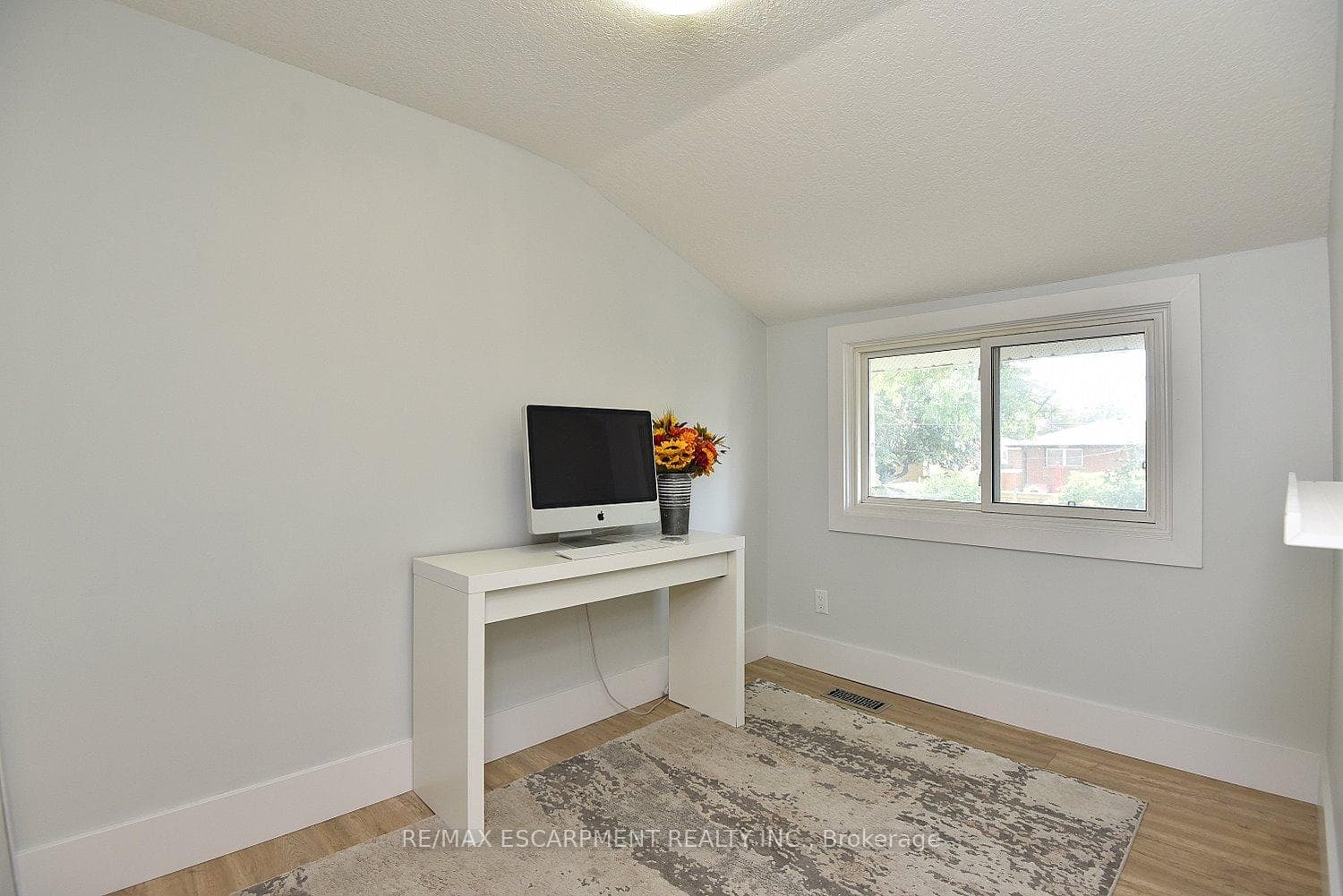 1091 Upper Wellington Street photo 22