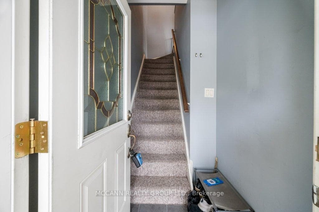 99 Roslin Avenue photo 4