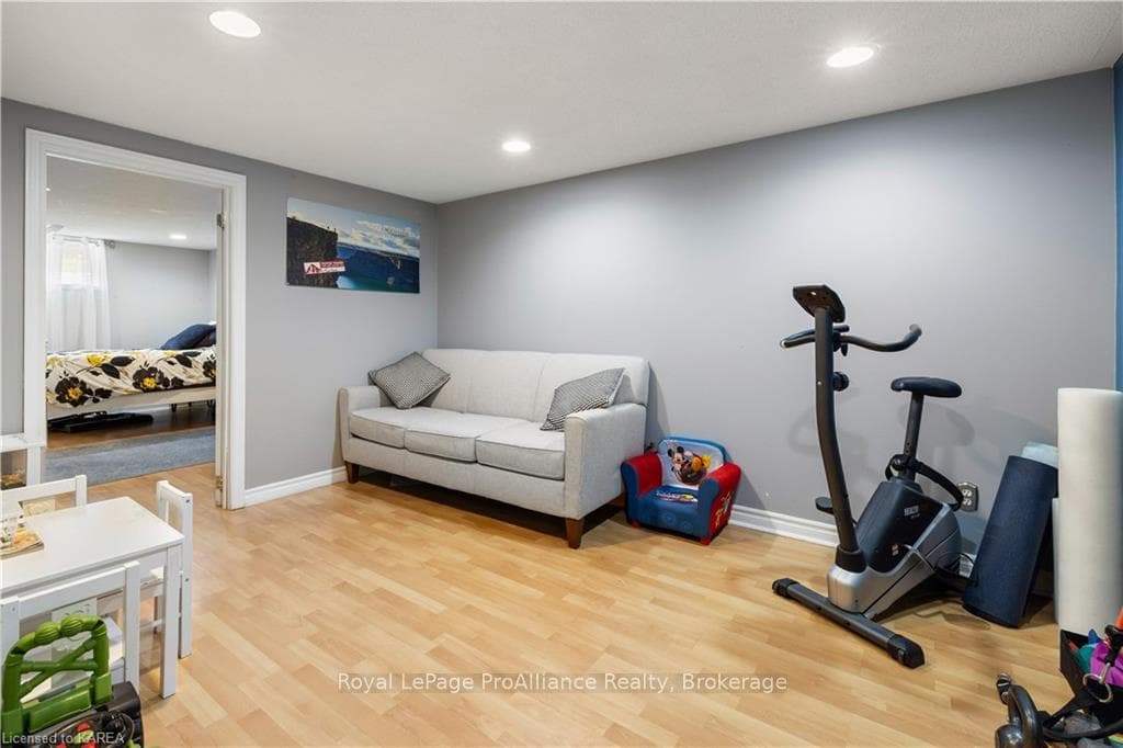 1023 WATERBURY Crescent photo 28
