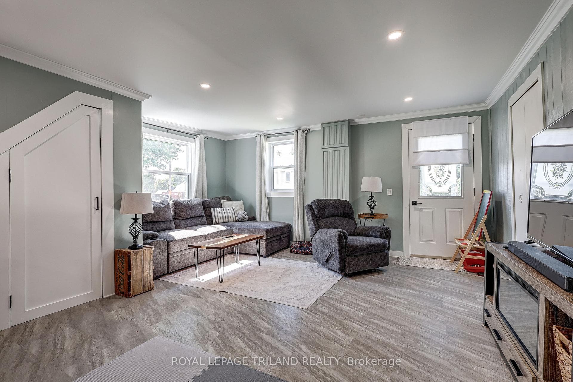 35761 FINGAL LINE - LIVING ROOM